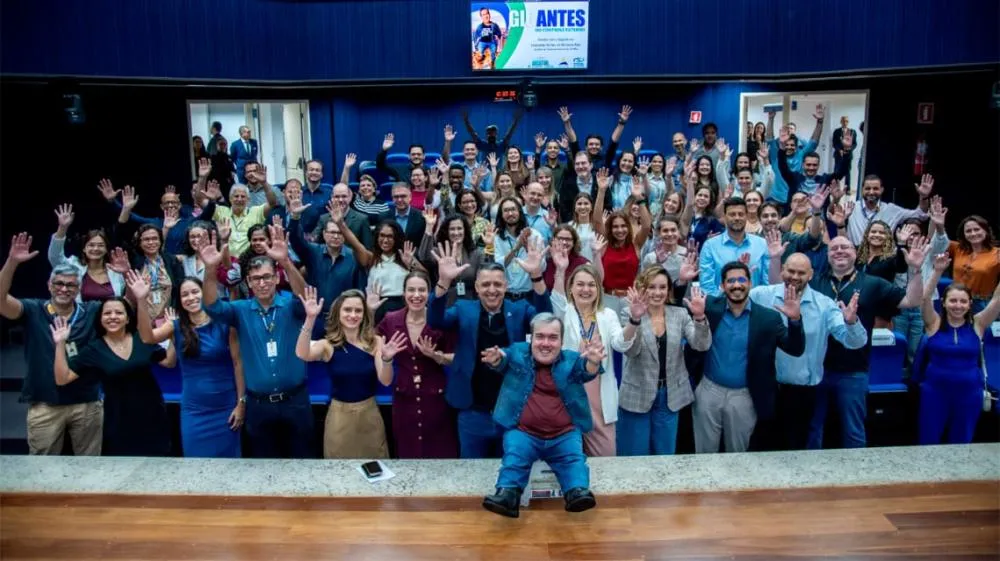Humor e reflexão marcam Dia do Auditor no TCE-MS com palestra de Gigante Léo