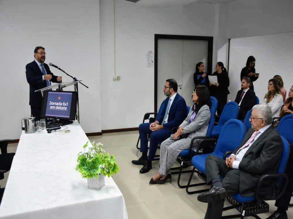 Fiems alerta para impactos econômicos do fim da escala 6x1 durante debate promovido pelo TRT-MS