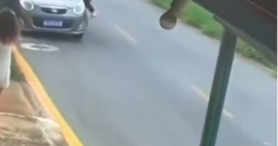 Barbeiro pula em carro desgovernado e salva duas crianças em Contagem Grande BH veja vídeo