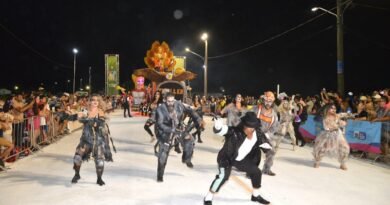Segundo dia de desfile reúne 20 mil pessoas na Praça do Papa em Campo Grande