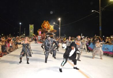 Segundo dia de desfile reúne 20 mil pessoas na Praça do Papa em Campo Grande