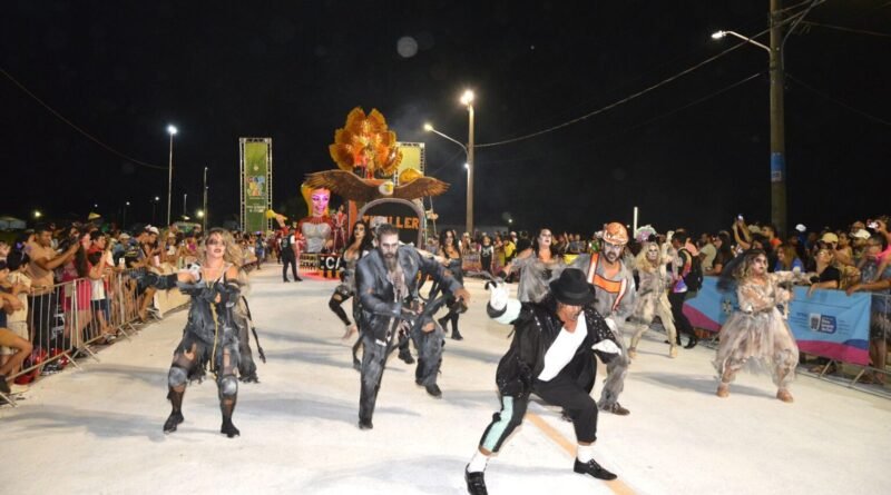 Segundo dia de desfile reúne 20 mil pessoas na Praça do Papa em Campo Grande