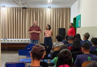 Gleice Jane entrega emenda de R$ 50 mil para aquisição de projetores em escola estadual da Capital