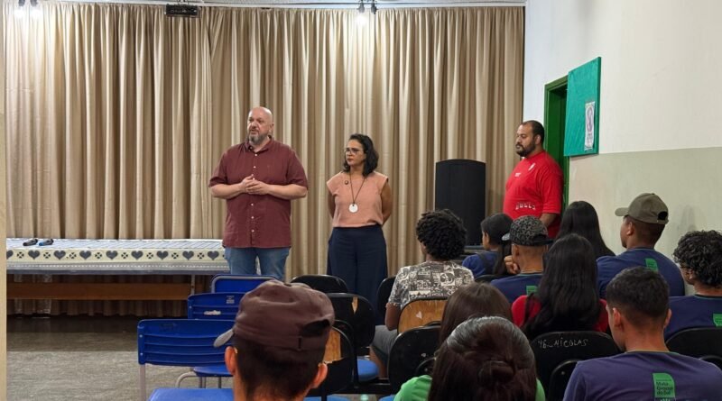 Gleice Jane entrega emenda de R$ 50 mil para aquisição de projetores em escola estadual da Capital