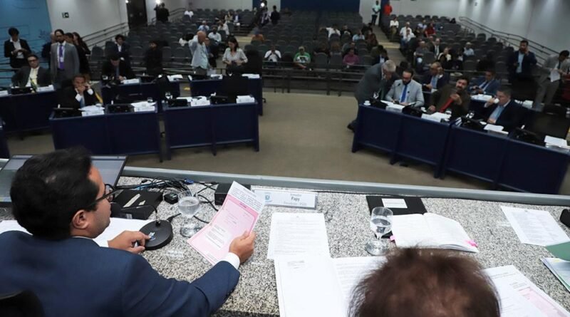 Vereadores aprovam projetos que mantêm passe do estudante e isenção do ISS no transporte coletivo