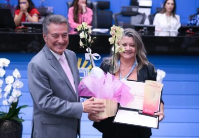 Roberto Hashioka homenageia educadora durante entrega do Troféu Celina Jallad