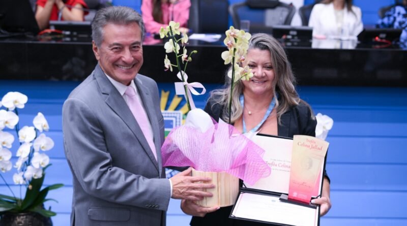 Roberto Hashioka homenageia educadora durante entrega do Troféu Celina Jallad