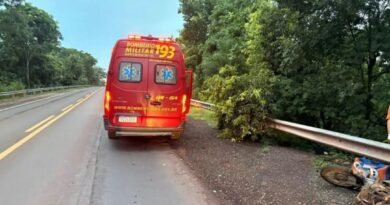 Mulher morre após cair de ribanceira em acidente com moto na BR-262