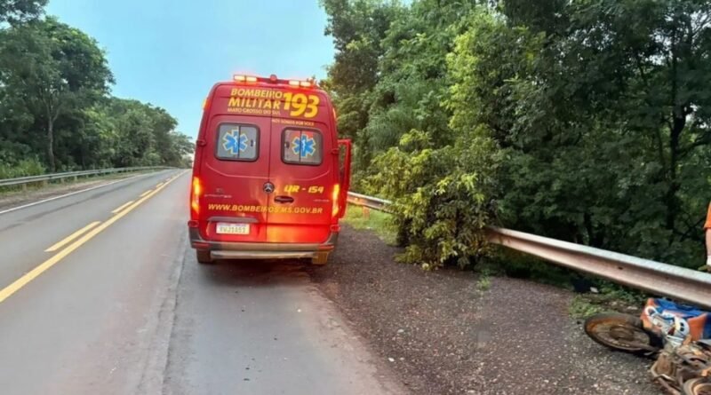 Mulher morre após cair de ribanceira em acidente com moto na BR-262