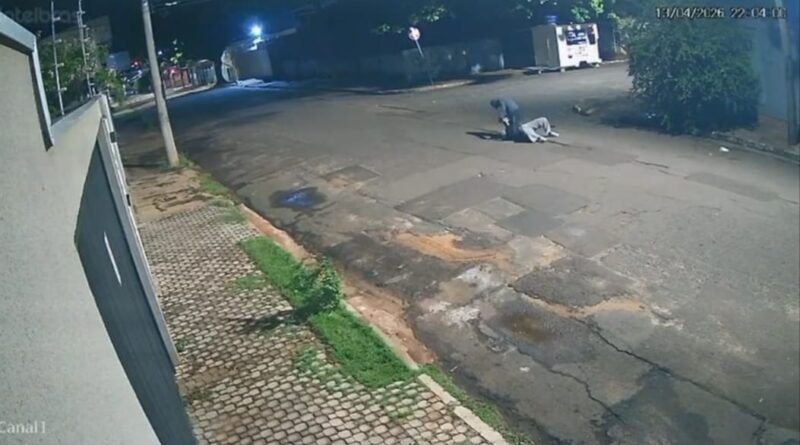 Homem arma emboscada e esfaqueia ex-mulher em Campo Grande veja vídeo